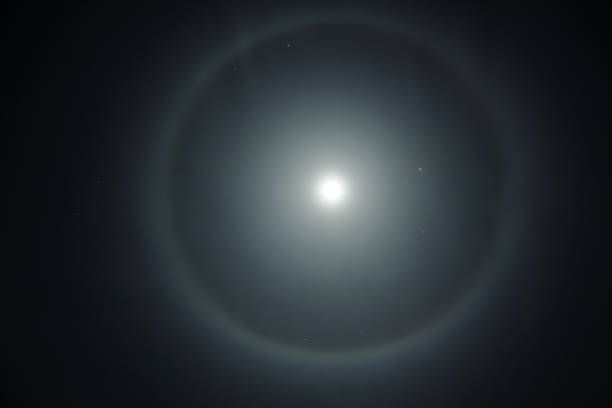 満月の周�りのハロー。星に囲まれた円形の虹の光輪を持つスーパームーン - star shape sky star aurora borealis ストックフォトと画像