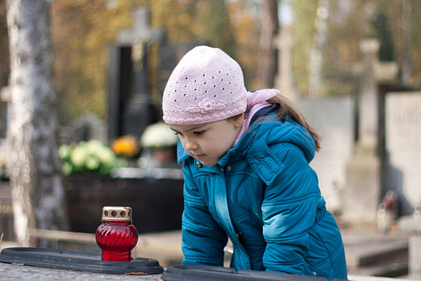 dziewczyna mourning na grób na cmentarzu - cemetery child mourner death zdjęcia i obrazy z banku zdjęć