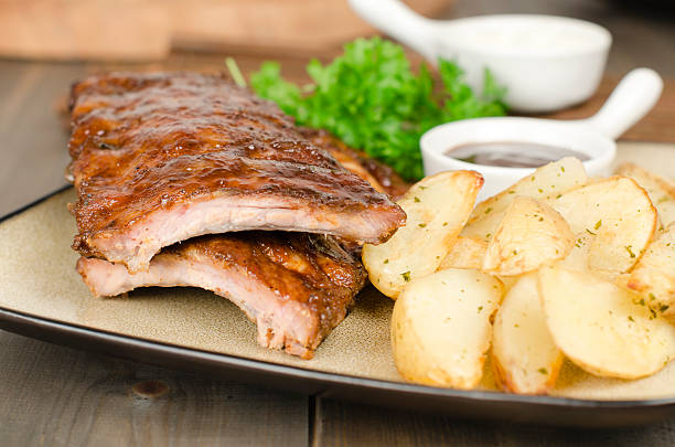 costillas de barbacoa de cerdo - rubbing spice rib barbecue fotografías e imágenes de stock