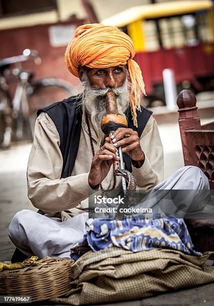 Incantatore Di Serpenti - Fotografie stock e altre immagini di Cultura indiana - Cultura indiana, India, Sadhu