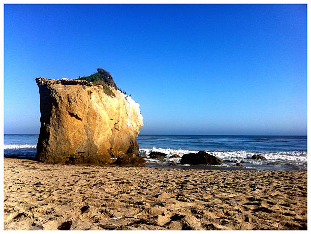 Cliff próximo do oceano. - fotografia de stock