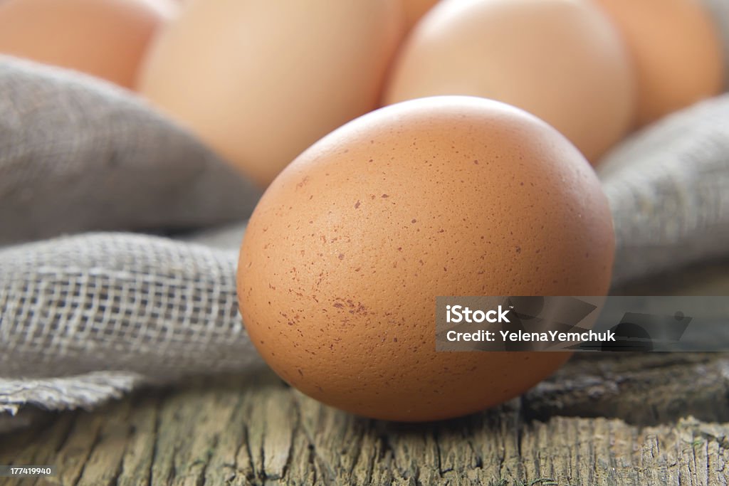 Kurczak brązowy jaja na drewnianym stole - Zbiór zdjęć royalty-free (Artykuły spożywcze)