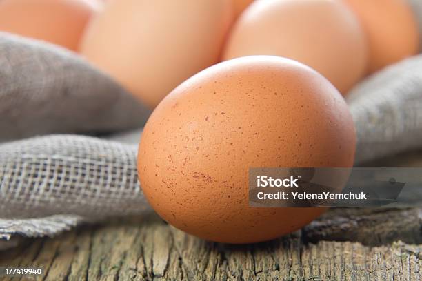 Kurczak Brązowy Jaja Na Drewnianym Stole - zdjęcia stockowe i więcej obrazów Artykuły spożywcze - Artykuły spożywcze, Bez ludzi, Białko