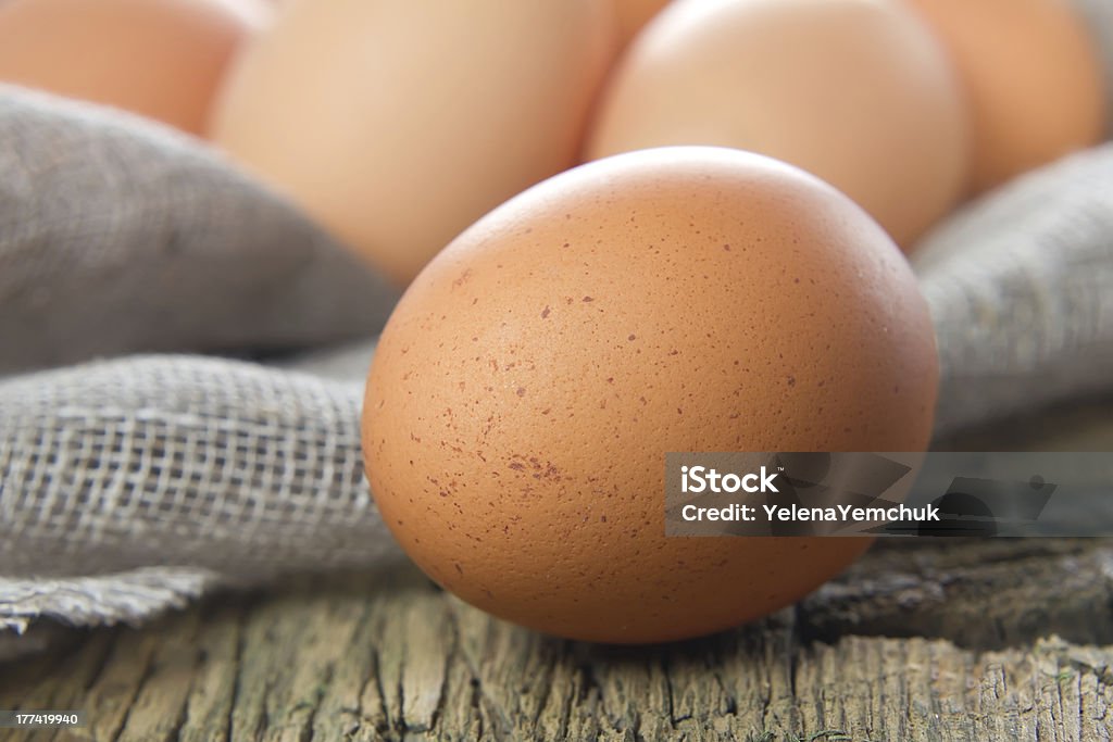 Ovos de galinha marrom sobre a mesa de madeira - Royalty-free Agricultura Foto de stock