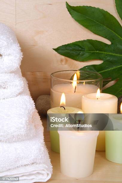 Candele Verde - Fotografie stock e altre immagini di Ambientazione tranquilla - Ambientazione tranquilla, Aromaterapia, Asciugamano