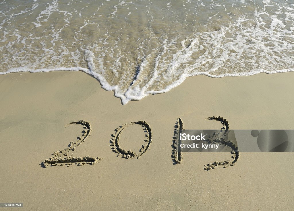 Año nuevo mensaje en la arena de la playa - Foto de stock de 2013 libre de derechos