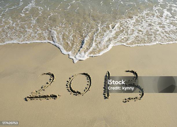 Año Nuevo Mensaje En La Arena De La Playa Foto de stock y más banco de imágenes de 2013 - 2013, Agua, Aire libre