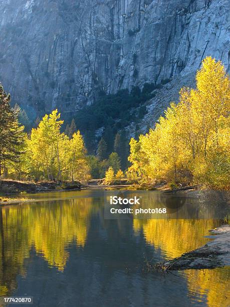 Foto de Outono Cores De Yosemite e mais fotos de stock de Amarelo - Amarelo, Califórnia, Carvalho - Árvore de folha caduca