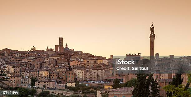 Foto de Da Cidade De Siena Ao Pôrdosol e mais fotos de stock de Arcaico - Arcaico, Basílica, Casa