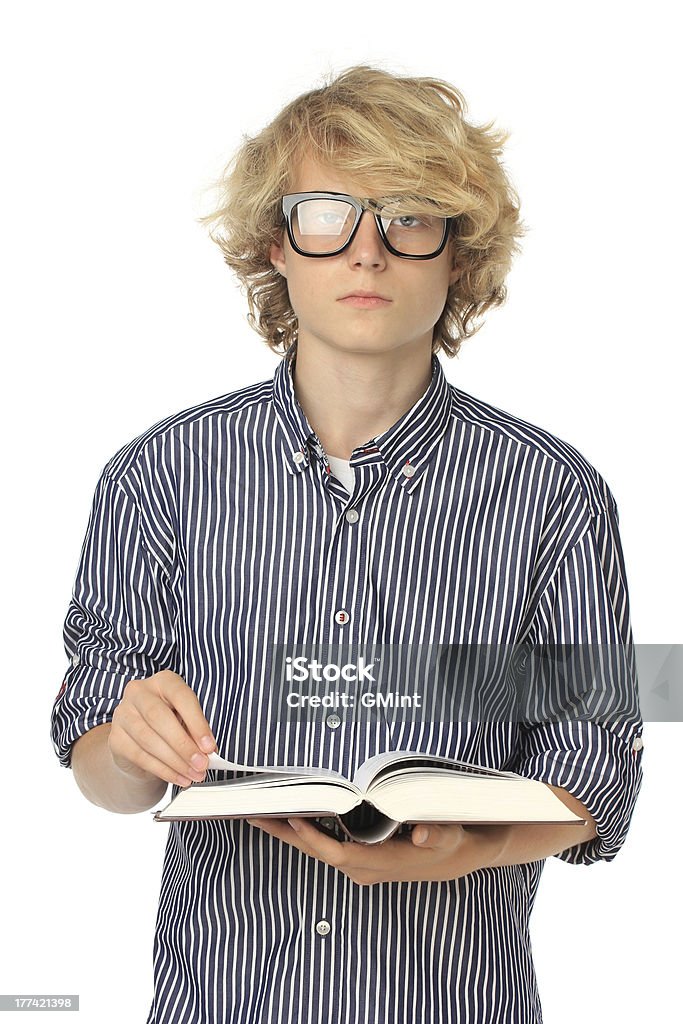 Retrato de adolescente com óculos lendo um livro. - Foto de stock de 16-17 Anos royalty-free