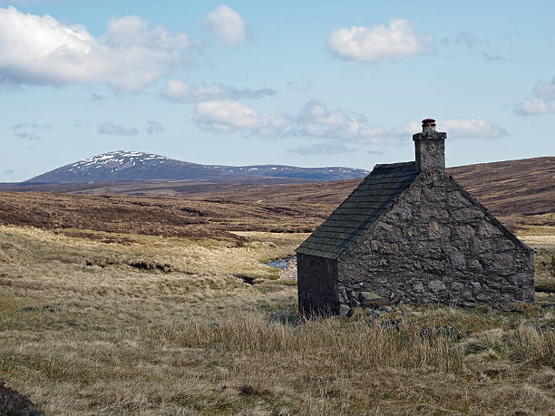 shielin 小さい家、スコットランドのマーク - highlands region heather grass mountain range ストックフォトと画像