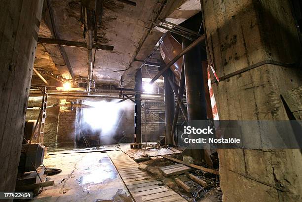 Alten Verlassenen Schmutzig Leer Scary Fabrik Innen Stockfoto und mehr Bilder von Alt