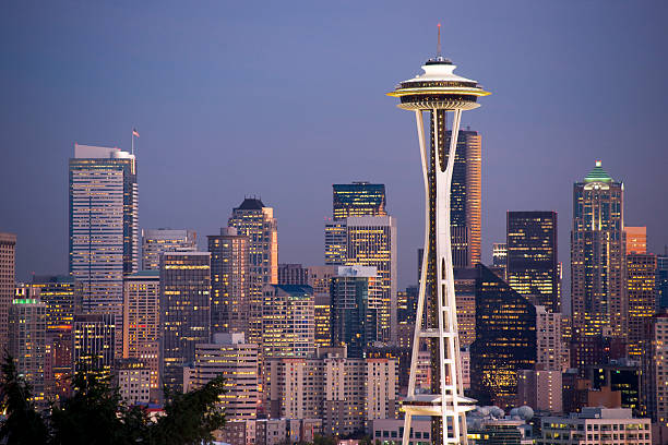 immeubles de bureaux gratte-ciel de ville de seattle en soirée, les lumières de la tour space needle - seattle skyline cityscape space needle photos et images de collection