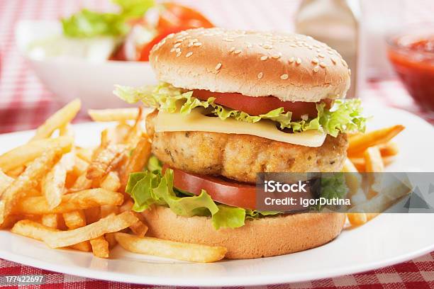 Delicioso Hambúrguer De Galinha - Fotografias de stock e mais imagens de Alface - Alface, Alimentação Não-saudável, Almoço