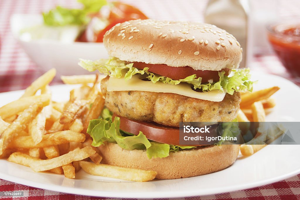 Вкусный Чикенбургер - Стоковые фото Американская культура роялти-фри