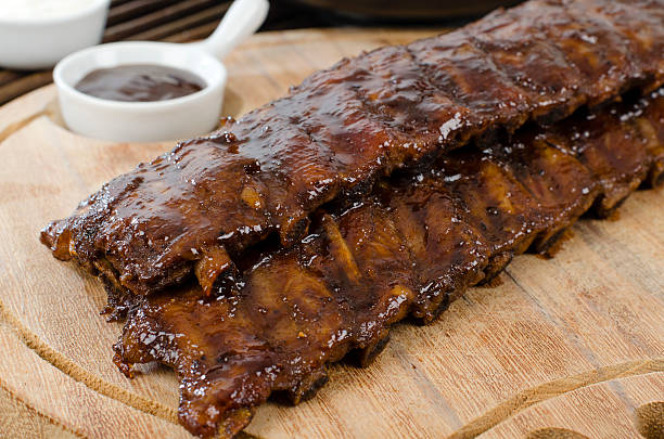 costillas de barbacoa de cerdo - rubbing spice rib barbecue fotografías e imágenes de stock