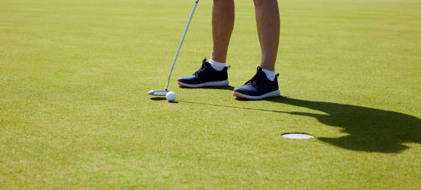 le golfeur s’entraîne sur le putting green, aux premières lueurs du matin. - sports flag golf individual sports sports and fitness photos et images de collection