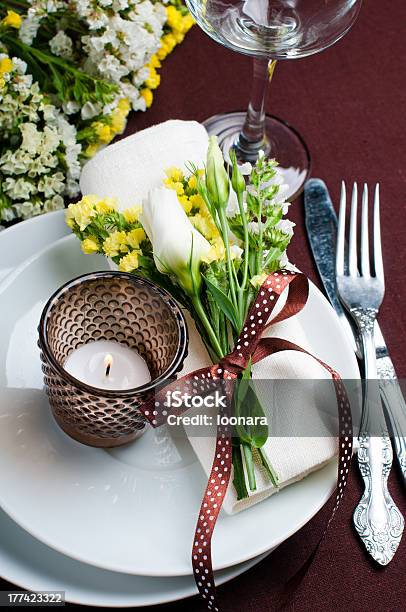 華やかなテーブルセッティングのブラウン - お祝いのストックフォトや画像を多数ご用意 - お祝い, カトラリー, カラフル