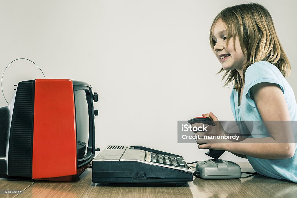 Pequena Menina Jogando jogos de vídeo com retro vintage'joystick' - Royalty-free 1980-1989 Foto de stock