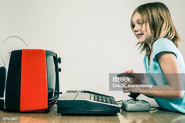 Pequena Menina Jogando Jogos De Vídeo Com Retro Vintagejoystick - Fotografias de stock e mais imagens de 1980-1989