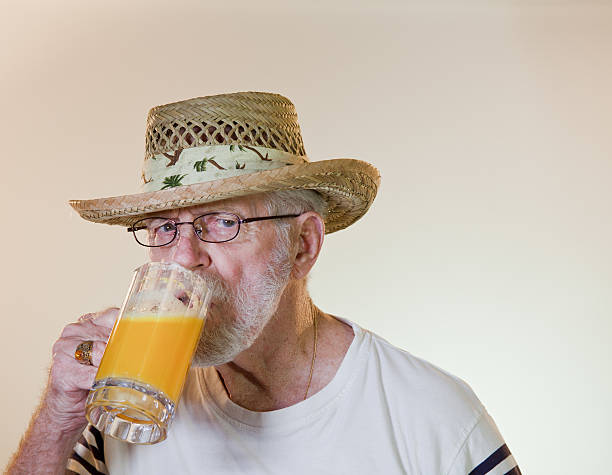 modelo masculino sênior bebendo - beer glass mustache beer color image - fotografias e filmes do acervo