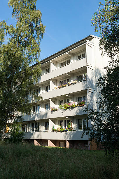 апартаменты здание в восточная германия - plattenbau neubau apartment east germany стоковые фото и изображения