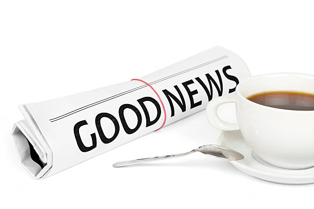 gute nachricht am arbeitsplatz - newspaper good news the media announcement message stock-fotos und bilder