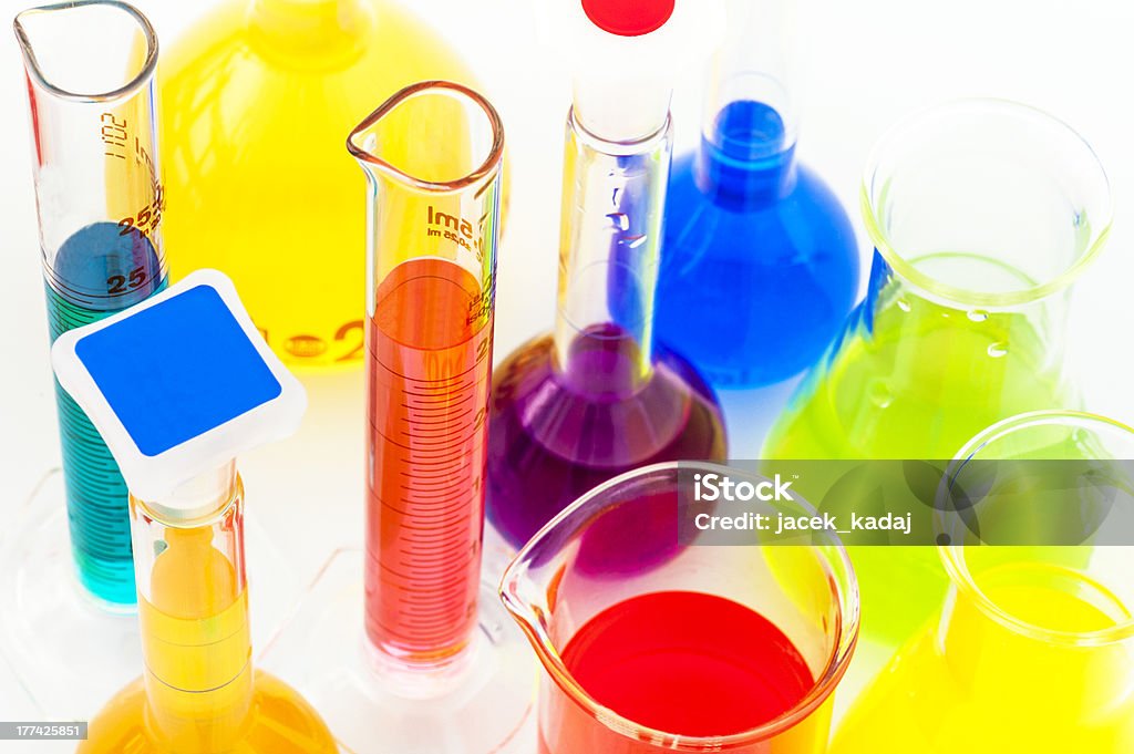 Carregado com cores de produtos químicos líquidos - Foto de stock de Amarelo royalty-free