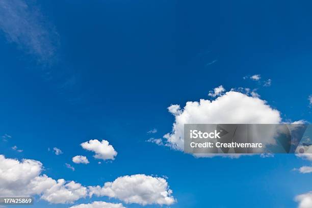 Bela Paisagem Com Nuvens - Fotografias de stock e mais imagens de Ao Ar Livre - Ao Ar Livre, Azul, Azul Real