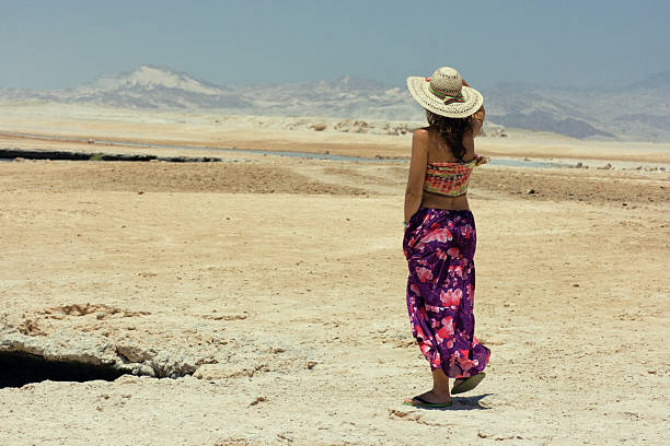 Chica en el desierto - foto de stock