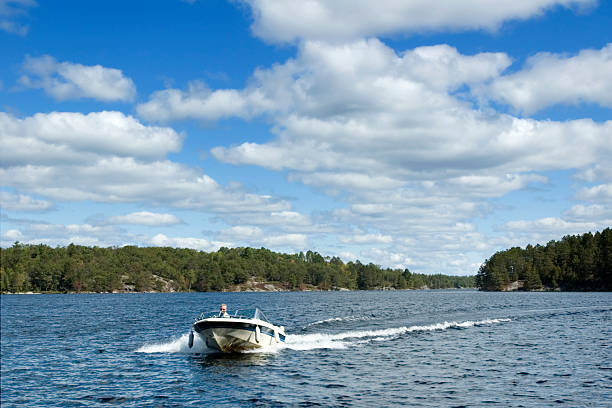 bateau sur le lac du nord - motorboat nautical vessel speedboat lake photos et images de collection