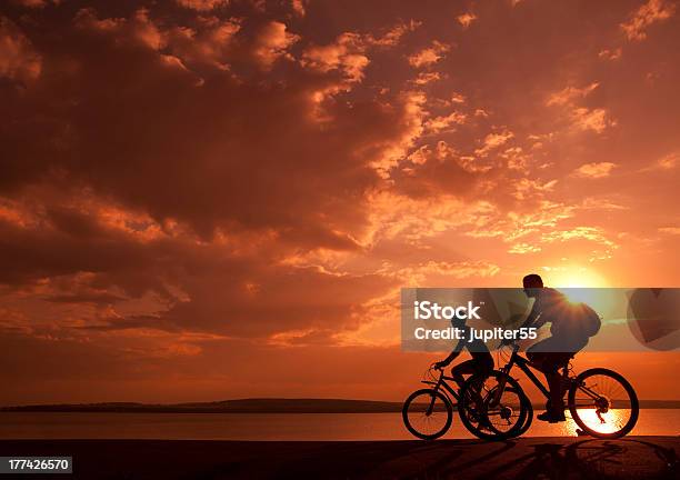 Casal Desportivo - Fotografias de stock e mais imagens de Ciclismo - Ciclismo, Pôr-do-sol, Bicicleta