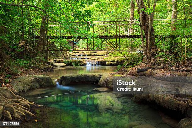 Foto de Cataratas De Erawan Em Kanchanaburi Tailândia e mais fotos de stock de Paisagem - Cena Não-urbana - Paisagem - Cena Não-urbana, Tailândia, Beleza natural - Natureza