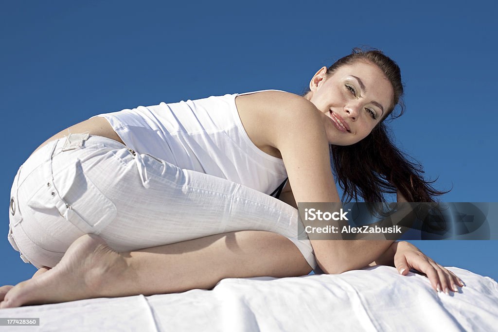 Jovem mulher atraente em branco sobre fundo de céu - Foto de stock de Adulto royalty-free