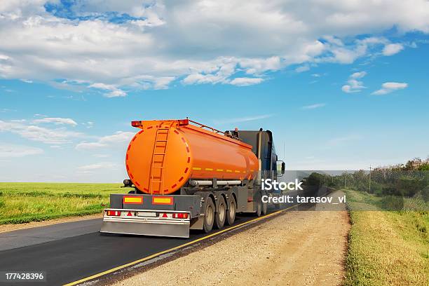 Camion Cisterna Carburante - Fotografie stock e altre immagini di Ambientazione esterna - Ambientazione esterna, Autocisterna, Autostrada