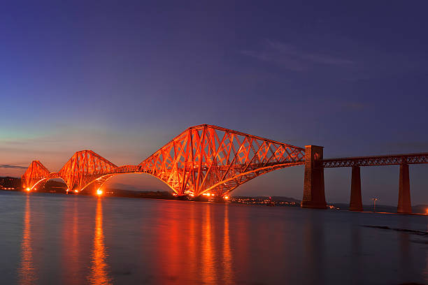 crianças o para a frente ponte ferroviária entre flautas e edimburgo, scotl - firth of forth rail bridge bridge edinburgh europe imagens e fotografias de stock