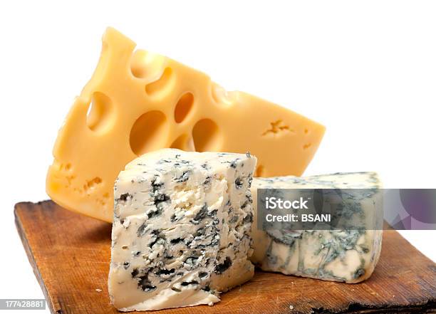 Verschiedene Arten Von Käse Auf Holztisch Küche An Bord Stockfoto und mehr Bilder von Bauholz-Brett