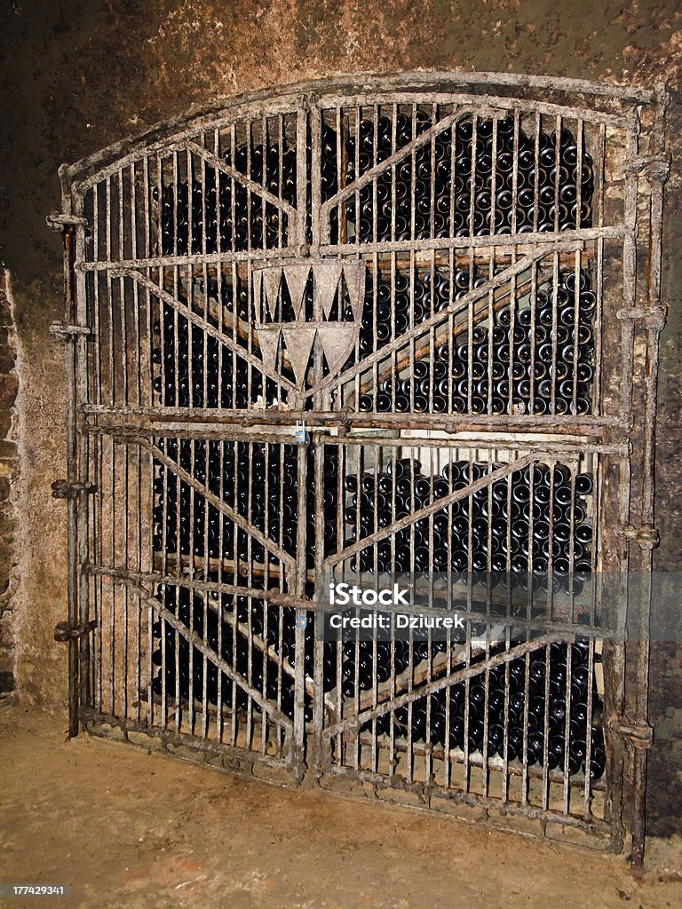 Vin dans la cave à vins - Photo de Bouteille libre de droits