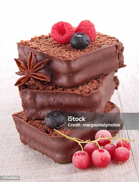 디저트 초콜릿 케이크 베리류 갈색에 대한 스톡 사진 및 기타 이미지 - 갈색, 검은색 까치밥나무 열매, 과일