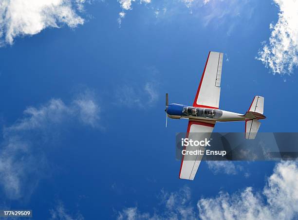 Aerobatic Avión Foto de stock y más banco de imágenes de Acrobacia aérea - Acrobacia aérea, Ala de avión, Avión