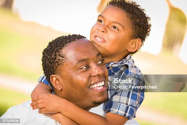 Gemischtes Vater Und Sohn Spielen Huckepack Nehmen Im Park Stockfoto und mehr Bilder von Afrikanischer Abstammung