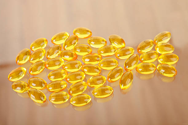fisch-kapseln - capsule gel effect pill vitamin pill stock-fotos und bilder