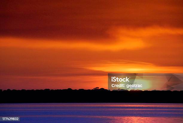 Mar Al Atardecer Foto de stock y más banco de imágenes de Agua - Agua, Aire libre, Belleza