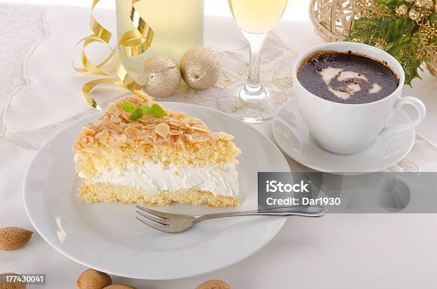 Bienenstich Foto de stock y más banco de imágenes de Tarta Bienenstich - Tarta Bienenstich, Tarta - Postre, Alemania