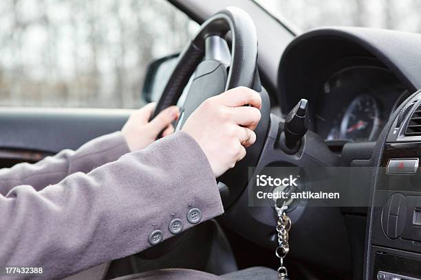 Weibliche Händen Auf Dem Lenkrad In Landfahrzeug Stockfoto und mehr Bilder von Armaturenbrett - Armaturenbrett, Auto, Auto-Innenansicht