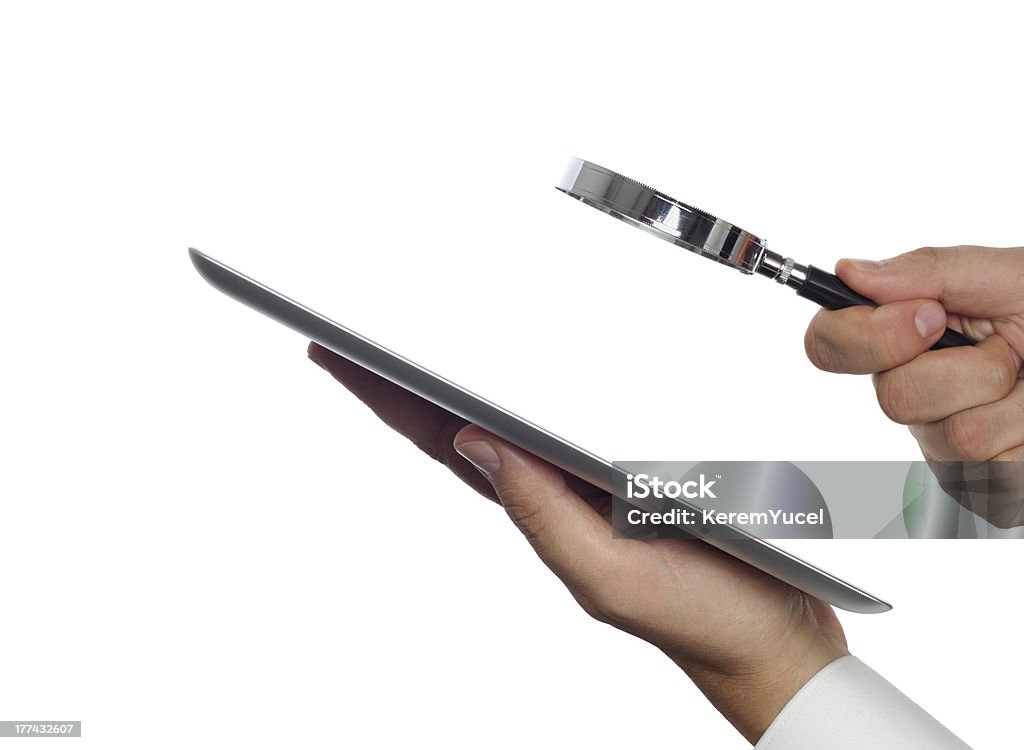 남자 검색중 태블릿 컴퓨터, 돋보기 - 로열티 프리 돋보기-광학 기기 스톡 사진