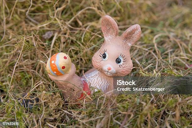 Little Páscoa Bunnies No Feno - Fotografias de stock e mais imagens de Amarelo - Amarelo, Animal, Arte