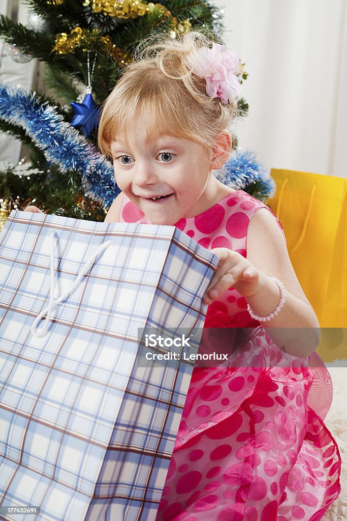 Bambina in un albero di Natale Abete - Foto stock royalty-free di Albero