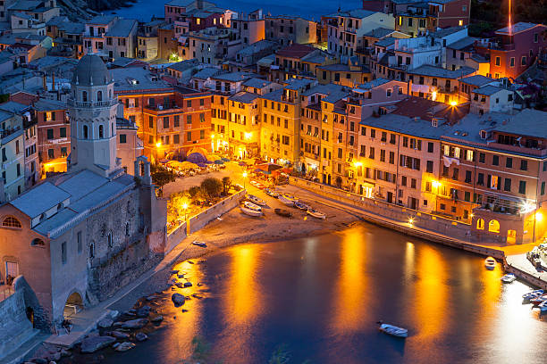 vernazza bei nacht, cinque terre, italien - european culture riomaggiore europe night stock-fotos und bilder