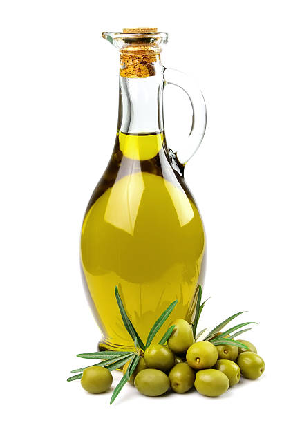 azeitonas e uma garrafa de azeite de oliva - corked - fotografias e filmes do acervo